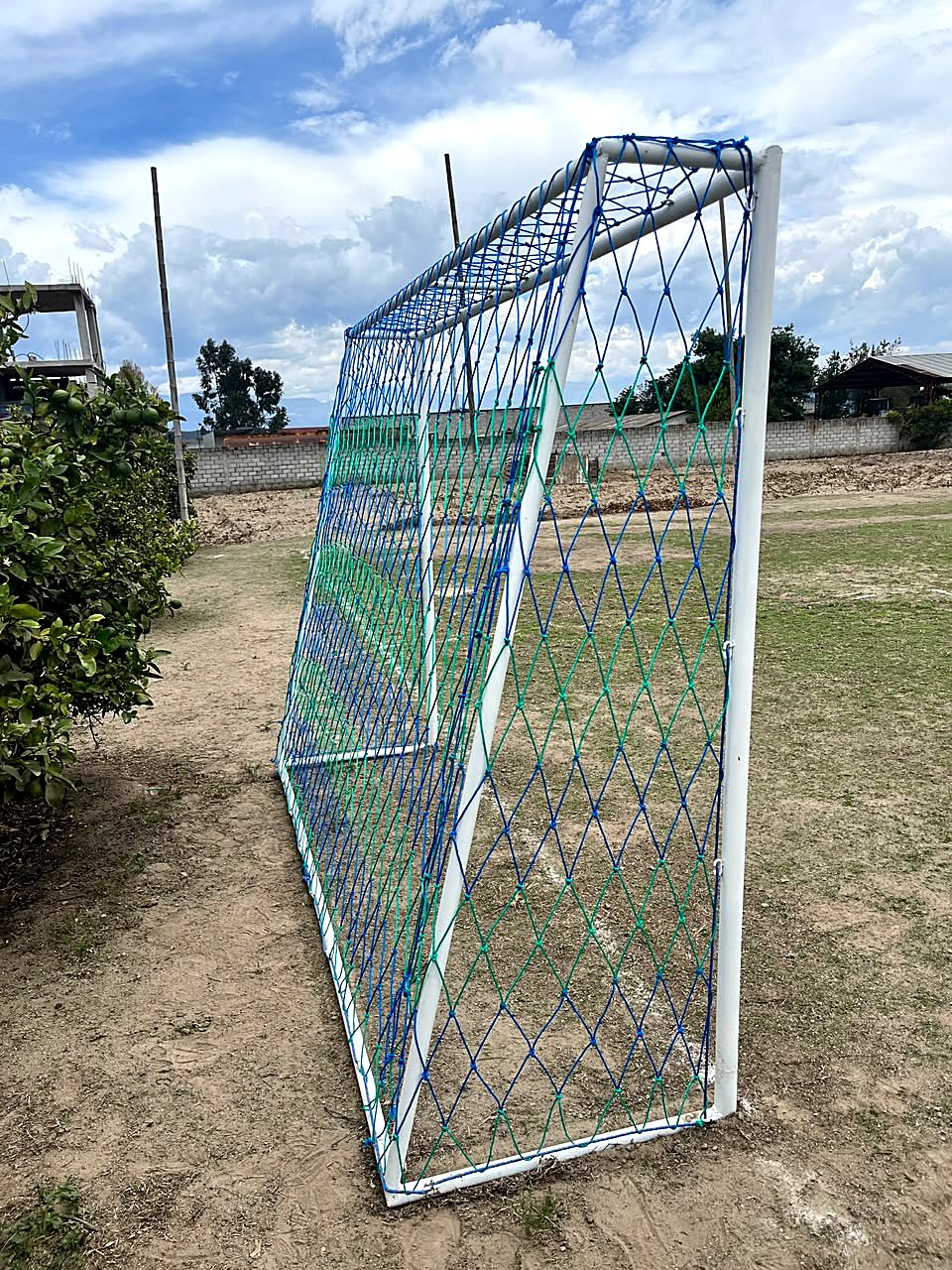 Arco de fútbol con red azul y verde instalada por Ecuaredes