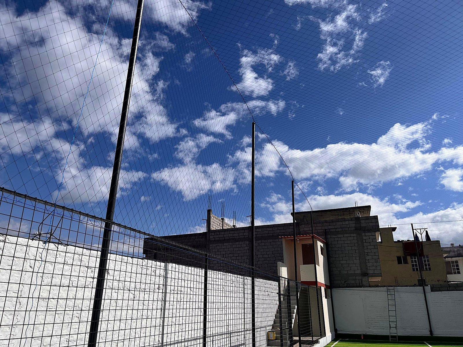 Cerramiento alto con postes
