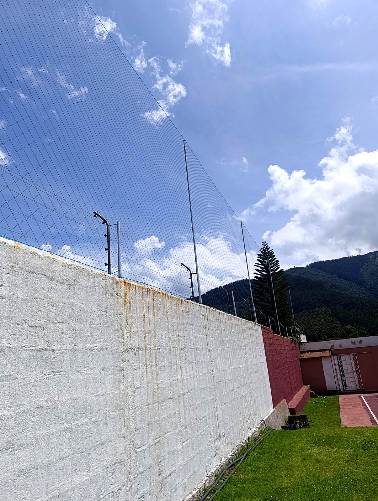 Malla sobre muro perimetral